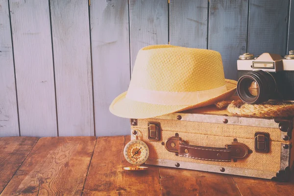 Brújula, cuerda, cámara vieja y sombrero fedora. concepto explorador —  Fotos de Stock