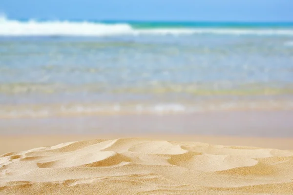 Empty sand beach in front of summer sea background — Stock Photo, Image