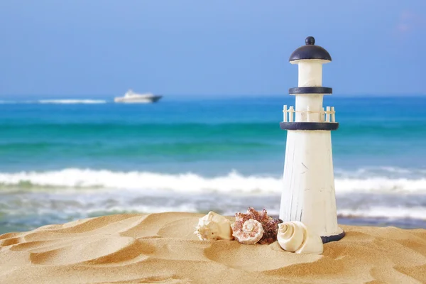 Imagen de playa tropical de arena, faro y conchas marinas —  Fotos de Stock