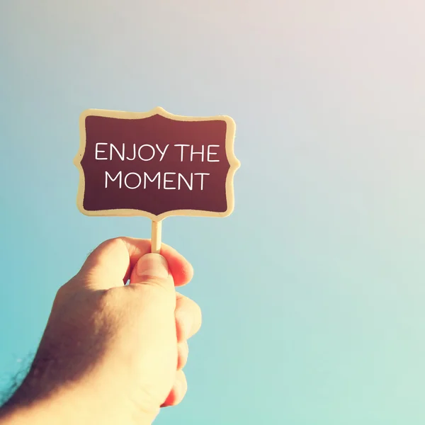 Man's hand holding the empty wooden sign with quote — Stock Photo, Image