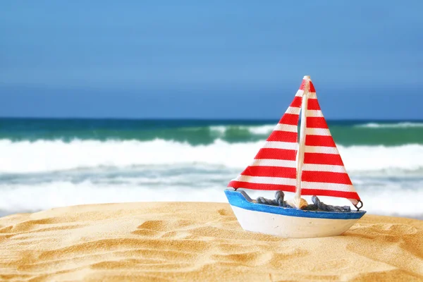 Image of tropical sandy beach and sailboat — Stock Photo, Image