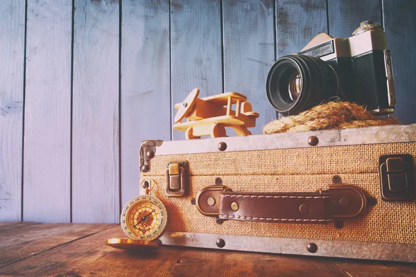 Bússola, corda, câmera velha e avião de brinquedo. conceito de explorador — Fotografia de Stock