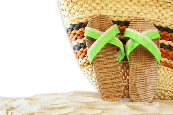 Tropical sandy beach, straw bag and flip flops shoes — стоковое фото