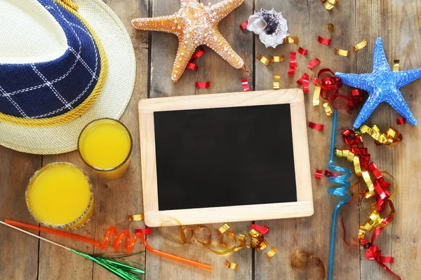 Quadro-negro em branco e acessórios de festa — Fotografia de Stock