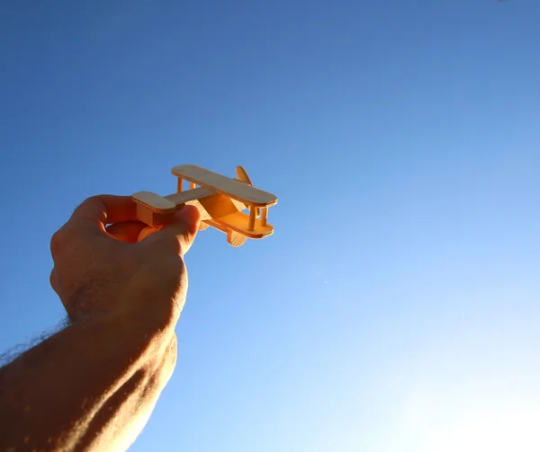 Mão do homem segurando avião de brinquedo — Fotografia de Stock