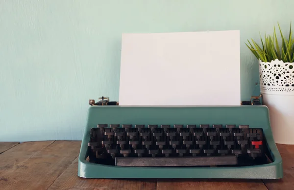 Foto einer alten Schreibmaschine mit leerer Seite — Stockfoto
