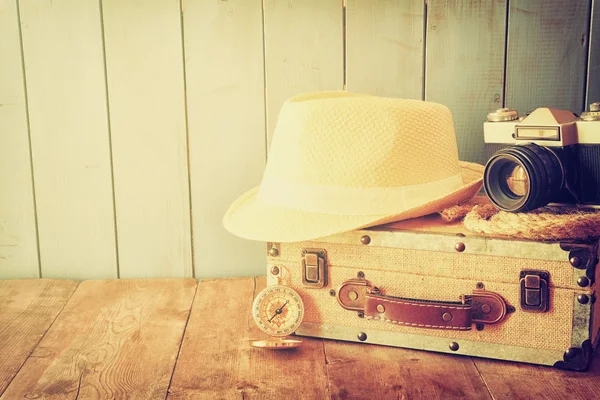 Kompas, touw oude camera en fedora hoed — Stockfoto