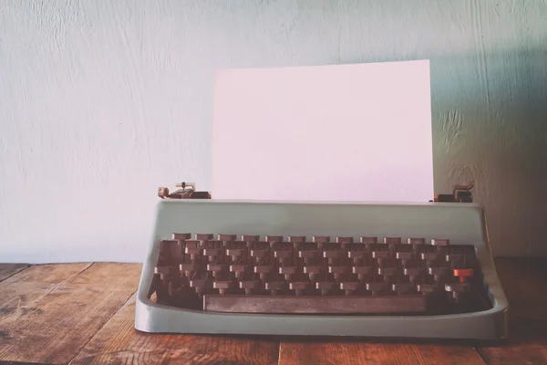 Machine à écrire avec page blanche — Photo