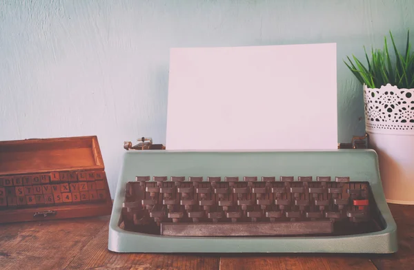 Machine à écrire avec page blanche — Photo