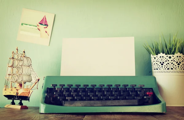 Máquina de escribir vintage con página en blanco —  Fotos de Stock