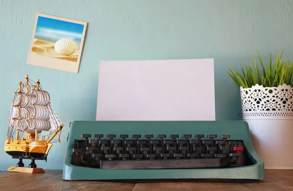 Machine à écrire vintage avec page blanche — Photo