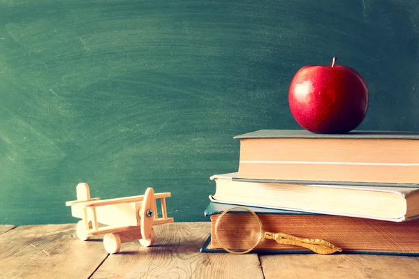 学校のコンセプトです。本とリンゴと黒板 — ストック写真