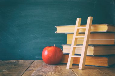 Geri okul kavramı. Blackboard kitaplar