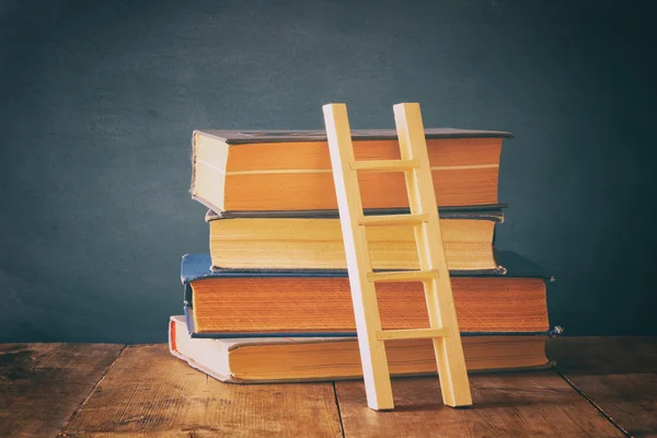 Zurück zum Schulkonzept. Tafel mit Büchern und Leiter — Stockfoto