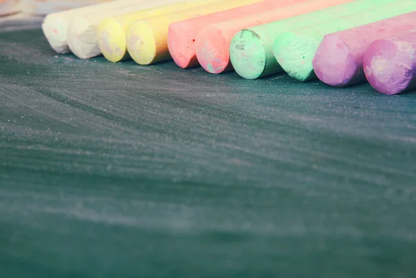 Top view of empty blackboard with colorfull chalks — Stock Photo, Image