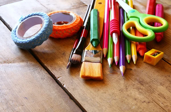 De vuelta al concepto escolar. Material escolar en escritorio de madera —  Fotos de Stock