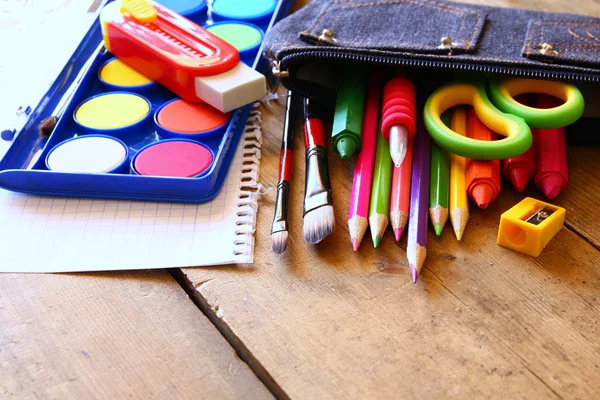 De vuelta al concepto escolar. Material escolar en el escritorio —  Fotos de Stock