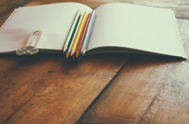 Geri okul kavramı. Okul malzemeleri ahşap masa