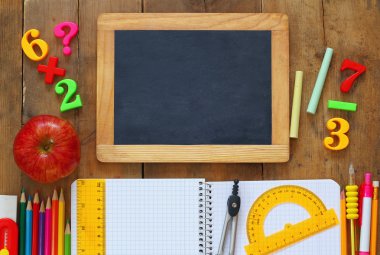Geri okul kavramı. Okul malzemeleri Üstten Görünüm