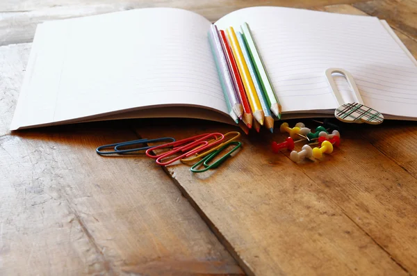 Torniamo al concetto di scuola. Forniture scolastiche sulla scrivania — Foto Stock