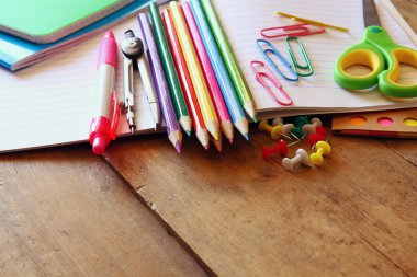 Geri okul kavramı. Okul malzemeleri masa üzerinde