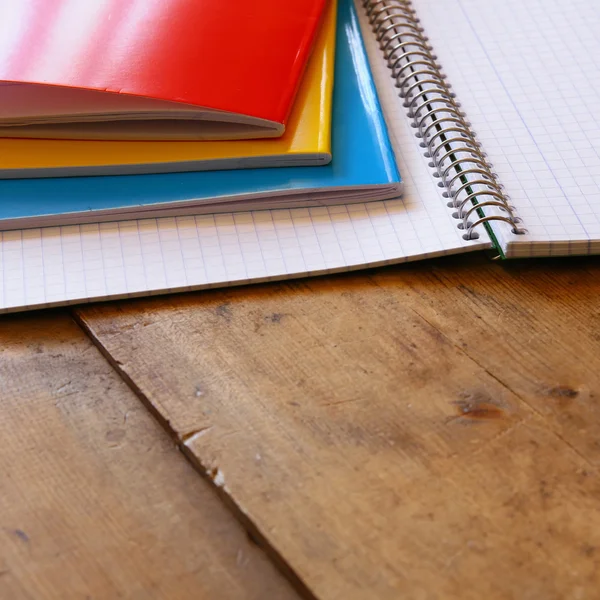 De vuelta al concepto escolar. Cuaderno escolar en el escritorio —  Fotos de Stock