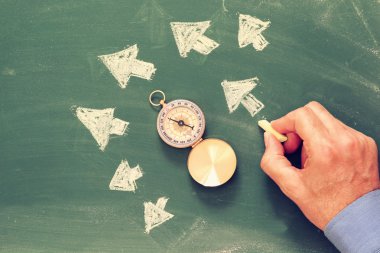 Liderlik kavramı görüntü, erkek el okları çizimi