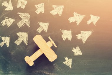 Kara tahta üzerinde ahşap oyuncak uçak fotoğrafı Üstten Görünüm