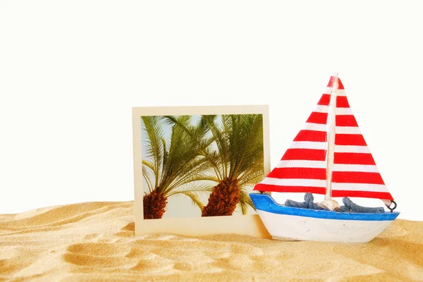 Beach with instant photo in front of summer sea — Stock Photo, Image