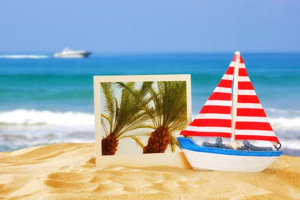 Beach with instant photo in front of summer sea — Stock Photo, Image