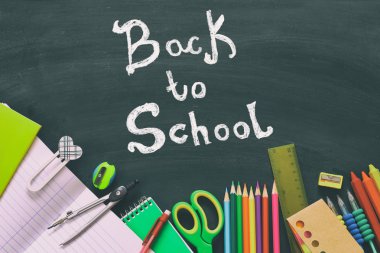 Geri okul kavramı. Okul malzemeleri boş yazı tahtası üzerinde