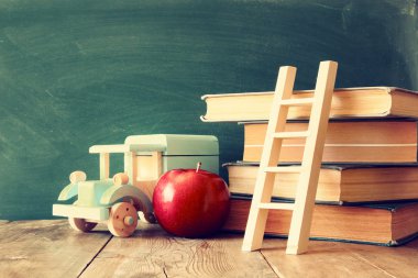 Geri okul kavramı. Blackboard kitaplar