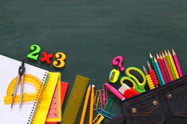 Geri okul kavramı. Yazı tahtası üzerinde okul malzemeleri.