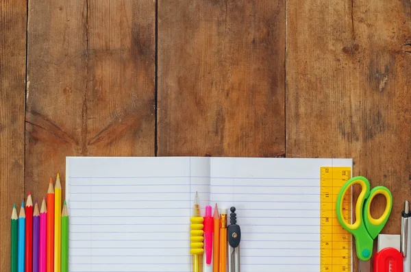 Torniamo al concetto di scuola. Forniture scolastiche su scrivania in legno — Foto Stock