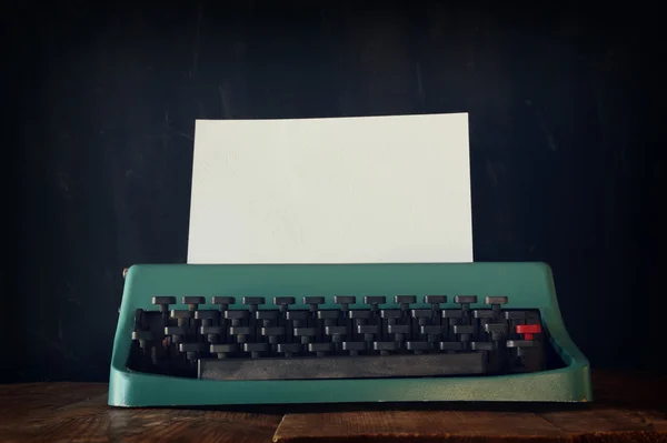 Foto della macchina da scrivere vintage con pagina bianca — Foto Stock