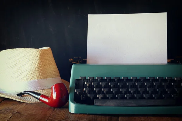 Machine à écrire vintage avec page blanche à côté des accessoires homme — Photo