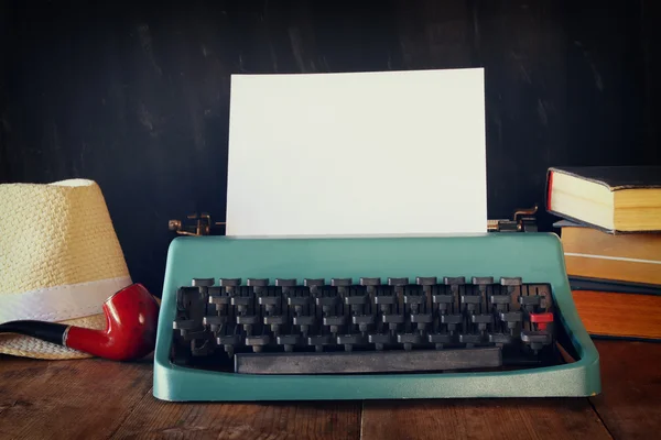 Máquina de escribir vintage con página en blanco — Foto de Stock