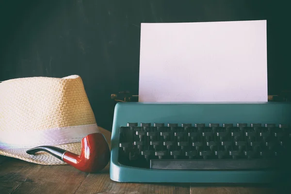 Vintage-Schreibmaschine mit leerer Seite neben Mann-Accessoires — Stockfoto