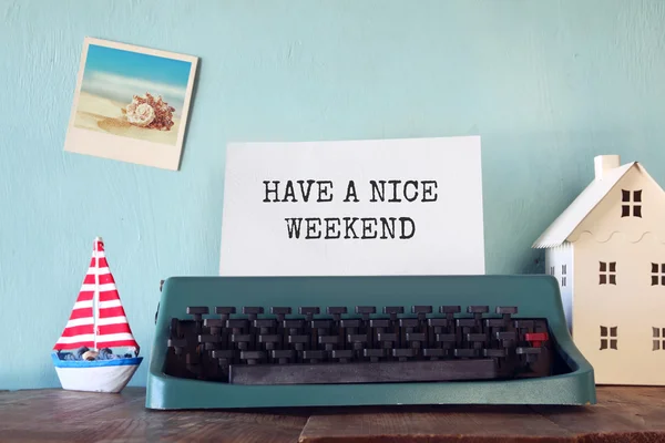 Vintage typewriter with phrase: HAVE A NICE WEEKEND — Stock Photo, Image