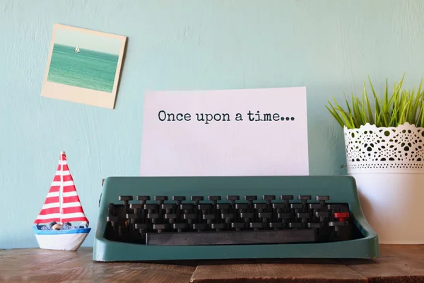 Vintage skrivmaskin med frasen: en gång — Stockfoto