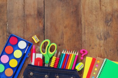 Geri okul kavramı. Okul malzemeleri Üstten Görünüm