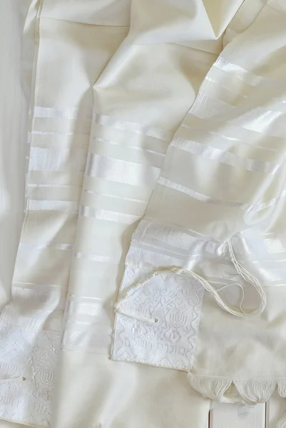 Xale de oração branco - Tallit, símbolo religioso judaico — Fotografia de Stock