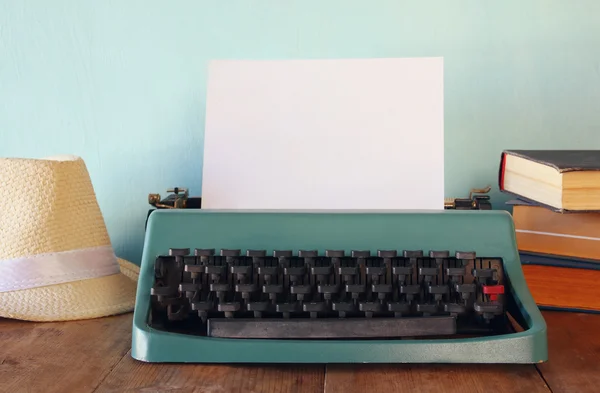 Photo de machine à écrire vintage avec page blanche — Photo