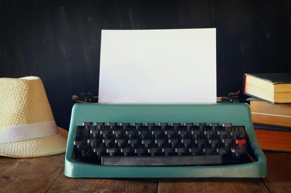 Foto de máquina de escribir vintage con página en blanco — Foto de Stock