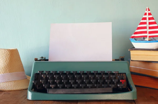 Foto einer alten Schreibmaschine mit Rohling — Stockfoto