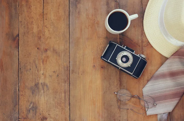 빈티지 카메라, 안경, 컵 커피와 페도라 모자 — 스톡 사진