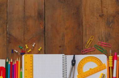 Geri okul kavramı. Malzemeleri masanın üzerine yazma