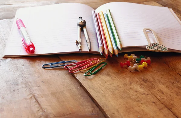 Torniamo al concetto di scuola. Forniture di scrittura su scrivania in legno — Foto Stock