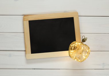 görüntü boş yazı tahtası ve dekoratif altın elma
