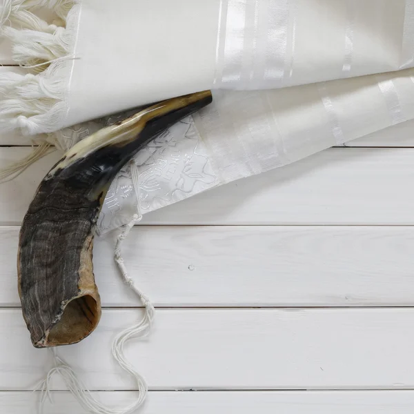 Gebetsschal - Tallit und Shofar (Horn). Jüdisches religiöses Symbol — Stockfoto